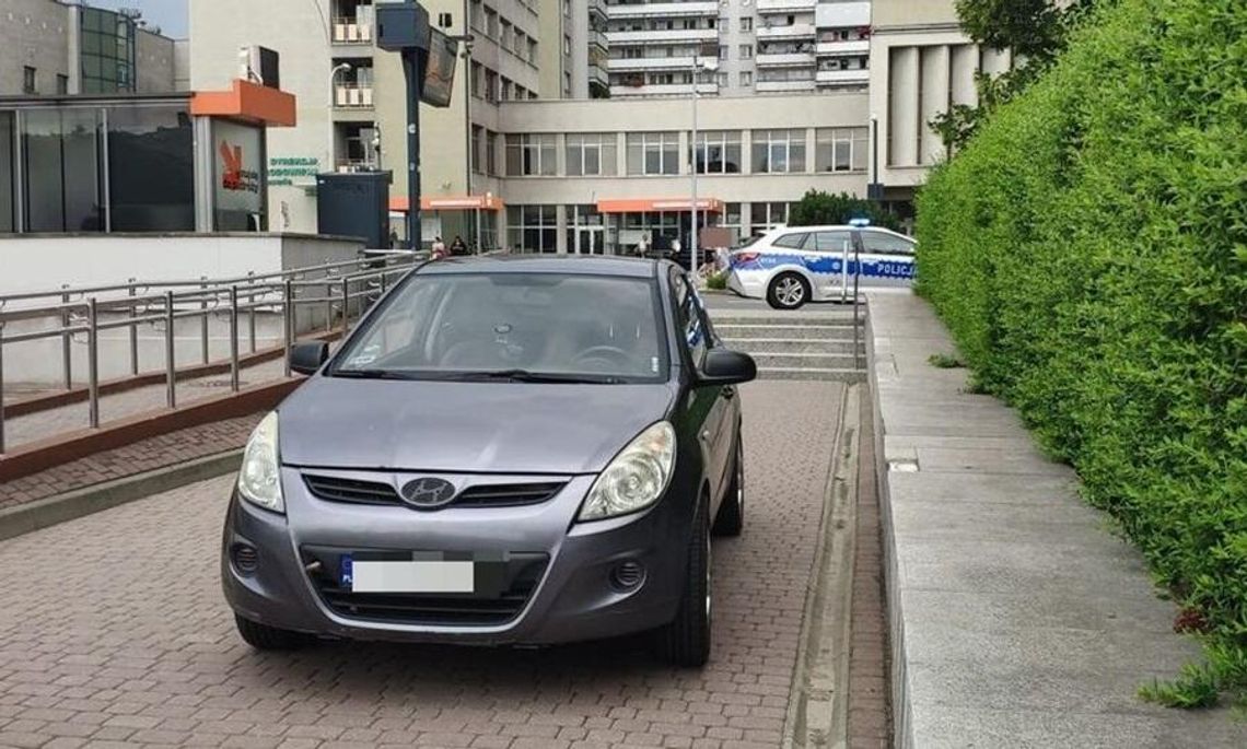 Nawigacja poprowadziła na.. schody. Nietypowy incydent na parkingu PUW w Rzeszowie