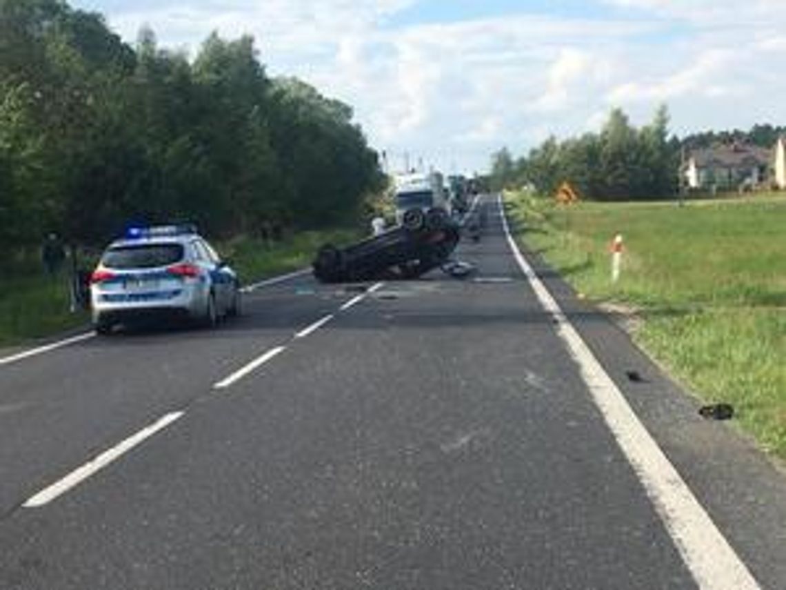 Niebezpieczne dachowanie w Cmolasie