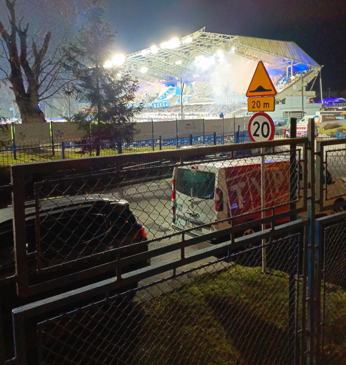 Nielegalnie odpalone race na meczu Stali Rzeszów i Ruchu Chorzów. Jest postępowanie policji