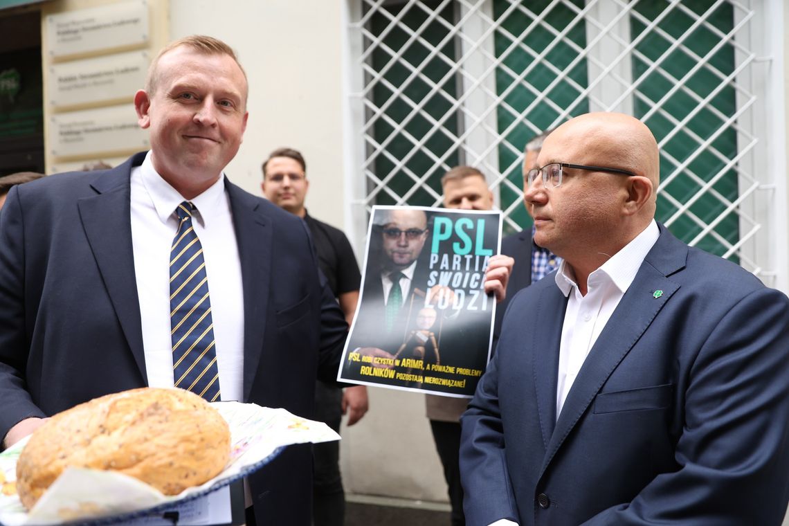 Niespodziewana konfrontacja w Rzeszowie. Poseł PSL wita Konfederację chlebem i solą