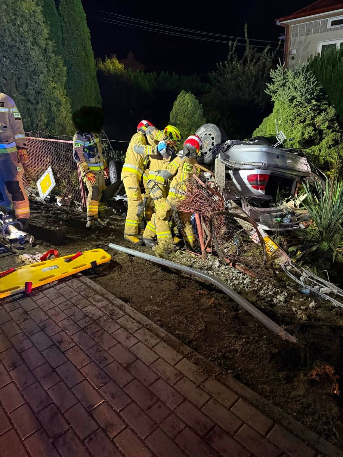 Niespokojna noc na drogach! Zakleszczone osoby w pojeździe Niespokojna noc na drogach! Zakleszczone osoby w pojeździe