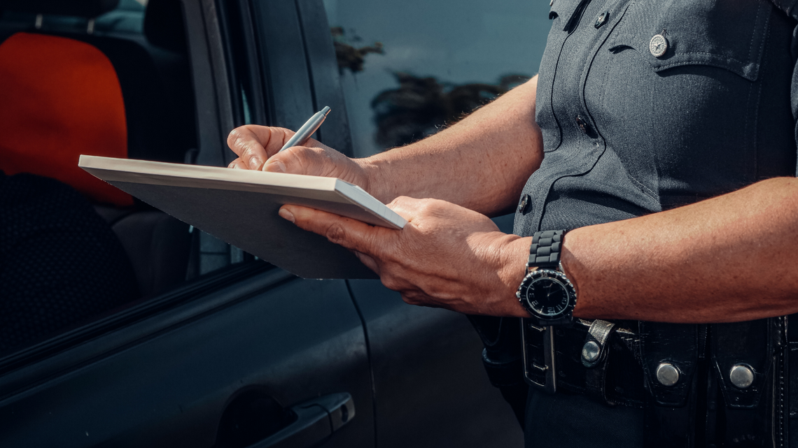 Nietrzeźwy kierowca próbował uciec i przekupić policjantów. Grozi mu 10 lat więzienia