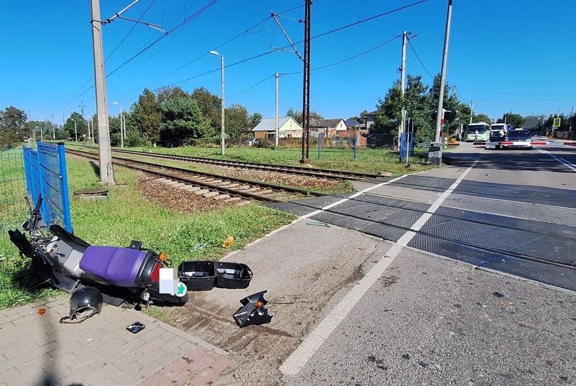 Nietrzeźwy motorowerzysta uderzył w rogatki kolejowe. Miał ogromne szczęście