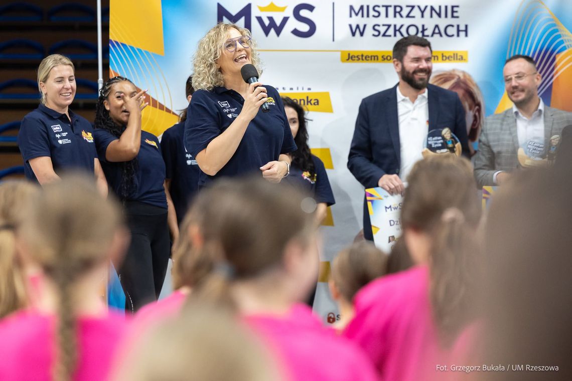 Niezapomniana lekcja z Otylią Jędrzejczak. Rzeszowskie uczennice spotkały mistrzynie sportu Niezapomniana lekcja z Otylią Jędrzejczak. Rzeszowskie uczennice spotkały mistrzynie sportu