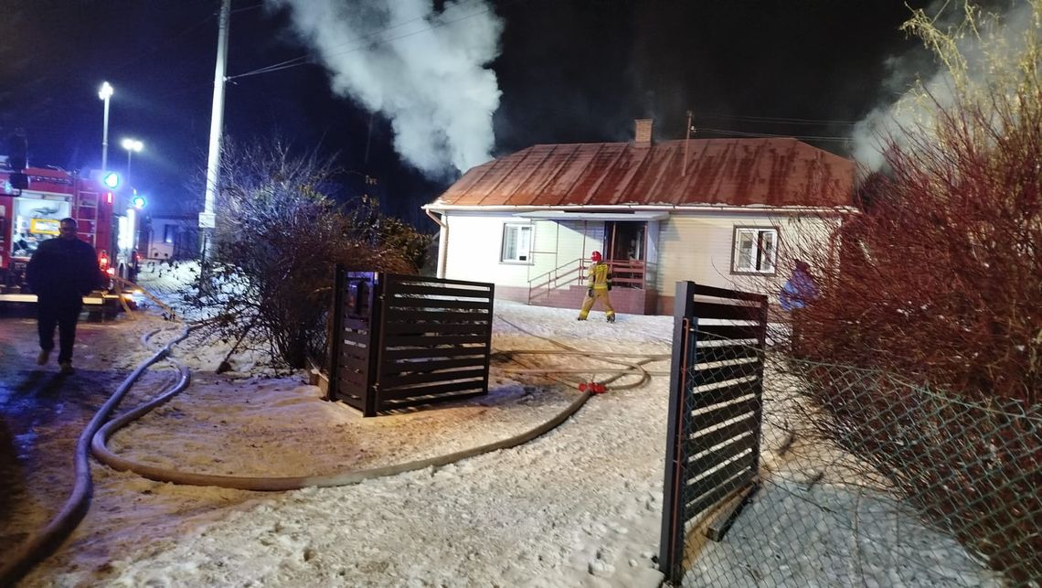 Nocna walka z ogniem - strażacy ratowali drewniany dom [ZDJĘCIA]