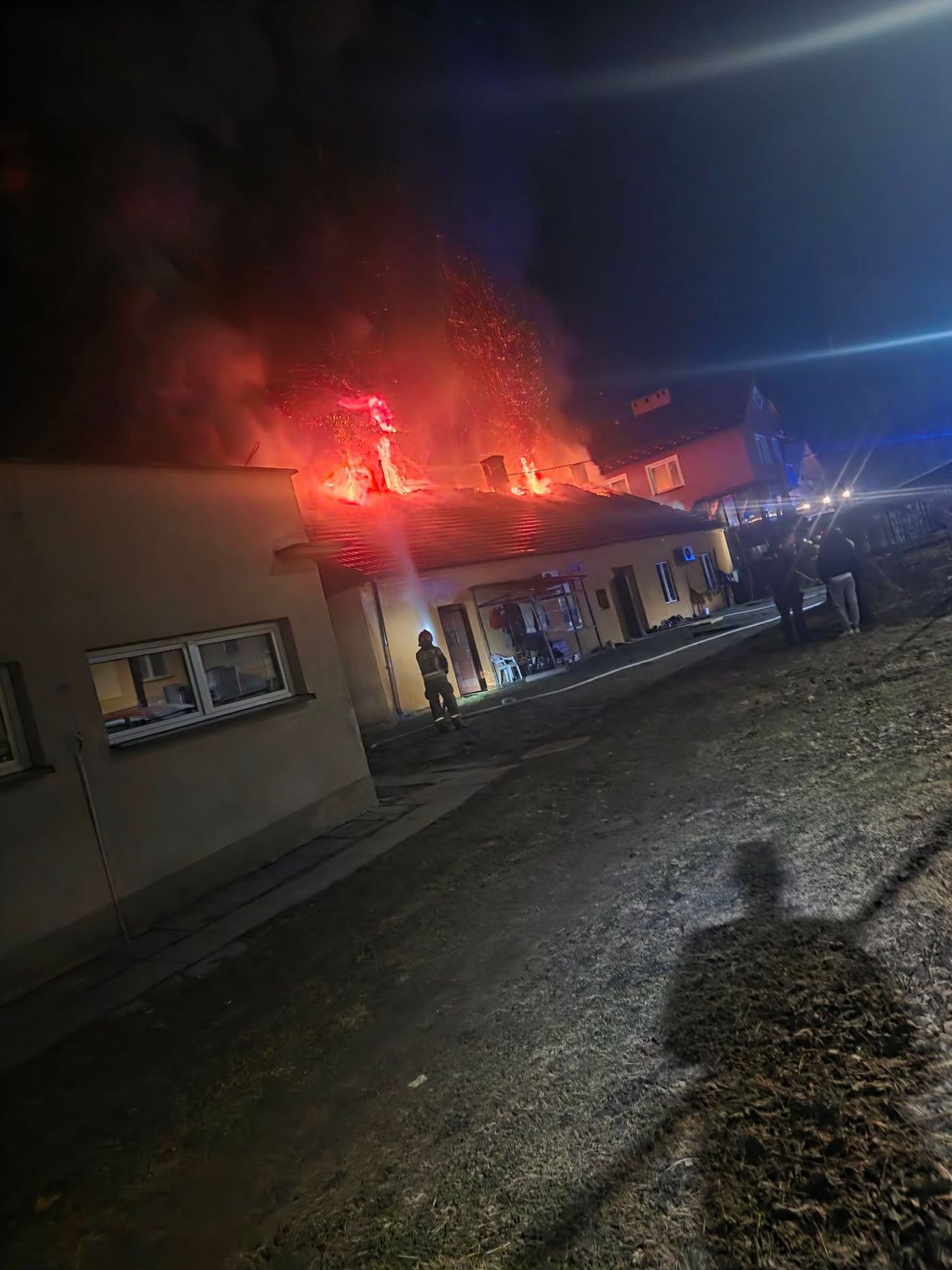 Nocna walka z ogniem w Strzyżowie. Płonął dom i budynek gospodarczy