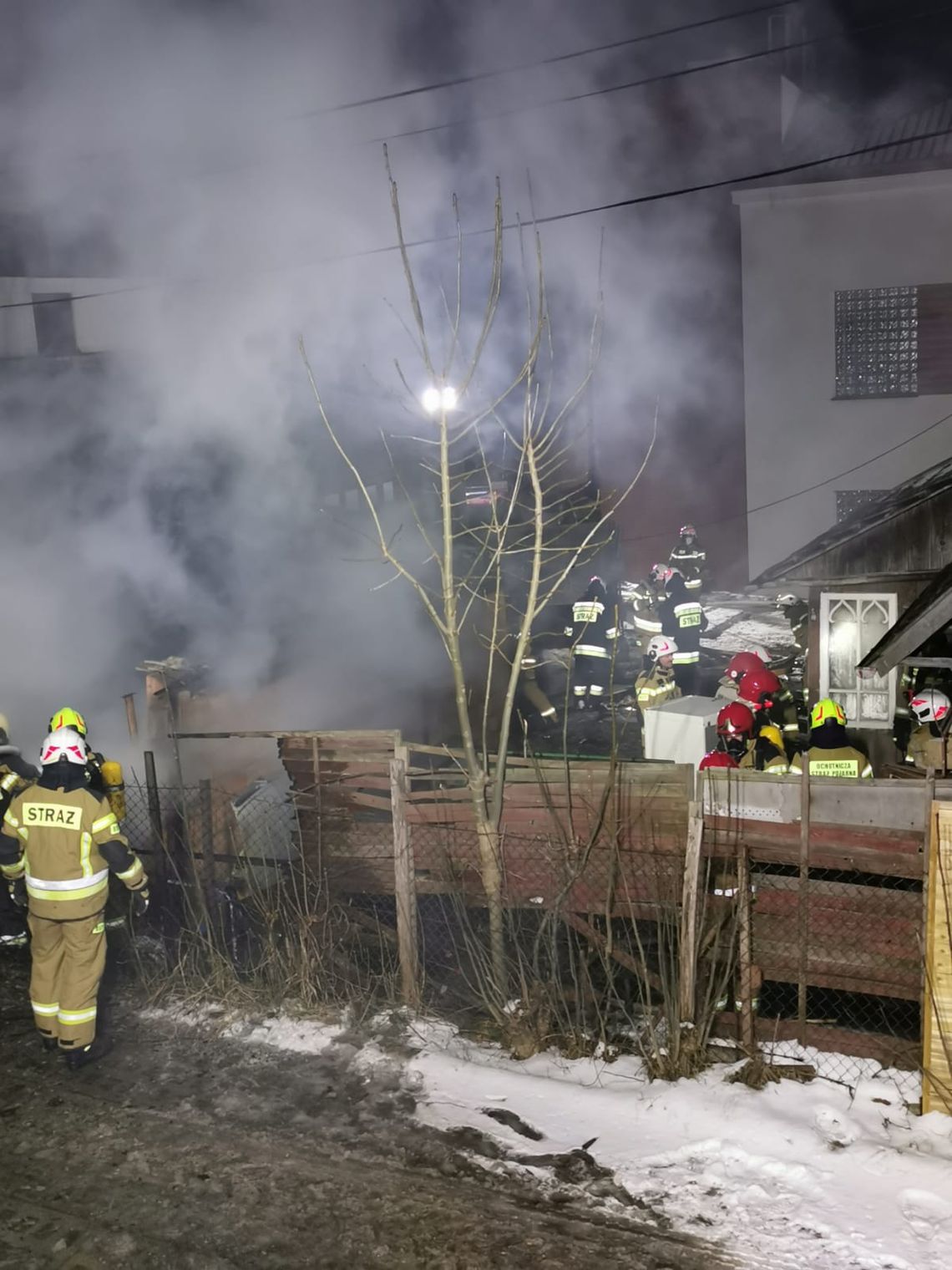 Nocna walka z żywiołem w Chmielniku. Pożar domu i zabudowań gospodarczych [ZDJĘCIA]