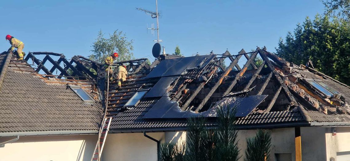 Nocny pożar domu pod Rzeszowem. Zapaliła się instalacja [ZDJĘCIA]