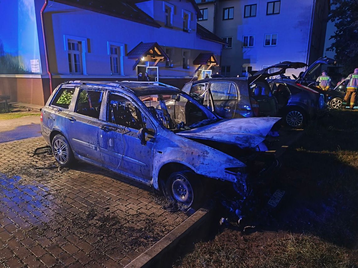 Nocny pożar w regionie. Ogień strawił aż siedem samochodów! [ZDJĘCIA]