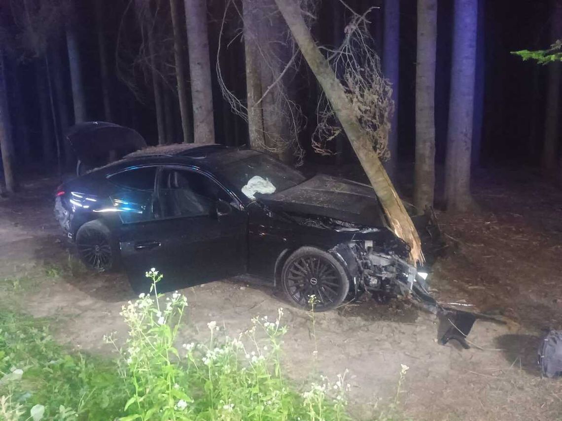 Nocny rajd zakończony na drzewie. Kierowcę zdradził... własny samochód!