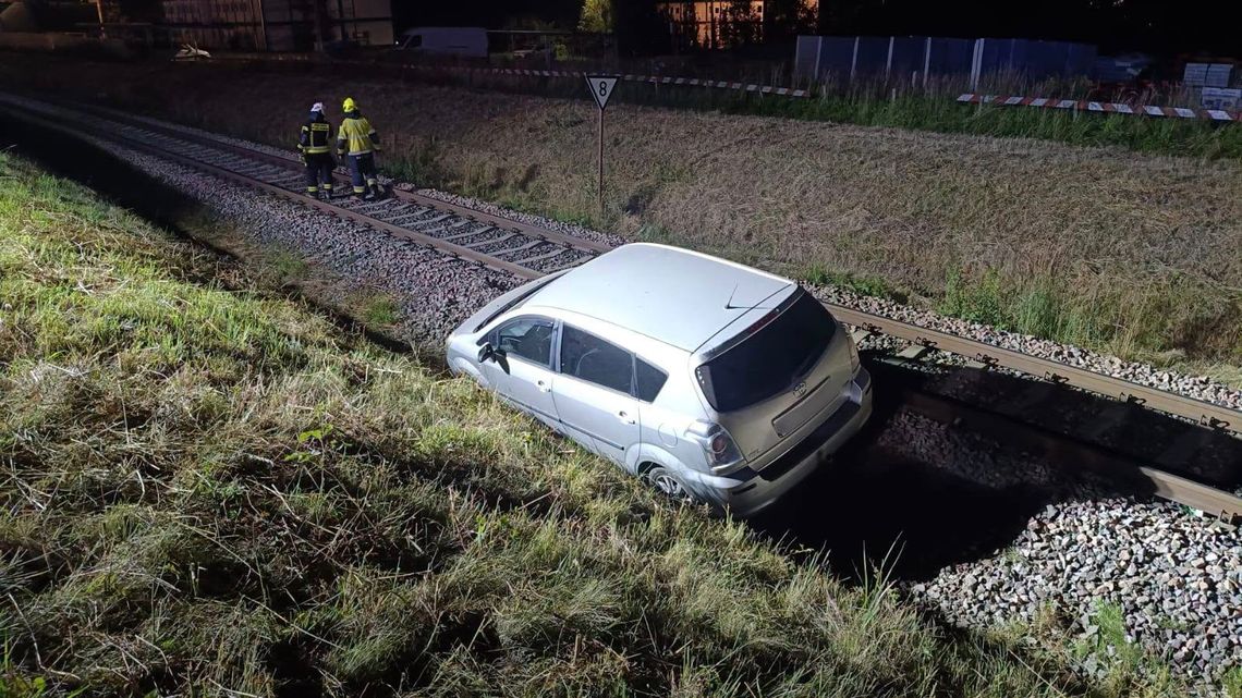 Nocny wypadek w Babicy. Samochód wypadł z drogi i zatrzymał się tuż przy torach kolejowych Nocny wypadek w Babicy. Samochód wypadł z drogi i zatrzymał się tuż przy torach kolejowych