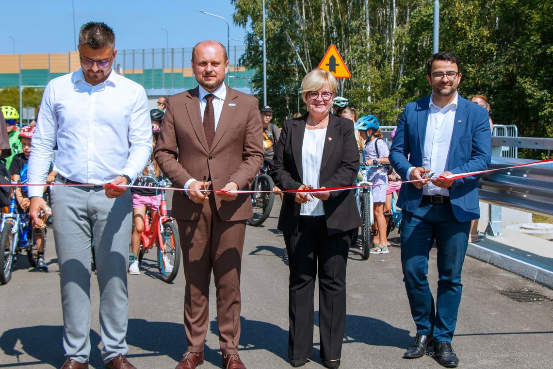 Nowa Wieś z nowym mostem i drogą. Uroczyście otwarto kluczową inwestycję w gminie Trzebownisko [ZDJĘCIA]