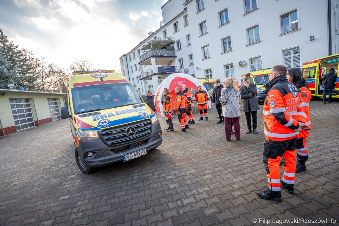 Nowe ambulanse i sprzęt ratowniczy dla rzeszowskiego pogotowia [ZDJĘCIA]