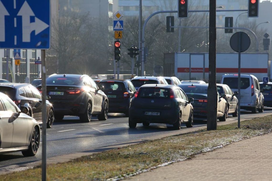 Nowe wjeżdża na polskie drogi. Ładowarki przy trasach i mniej spalin w powietrzu