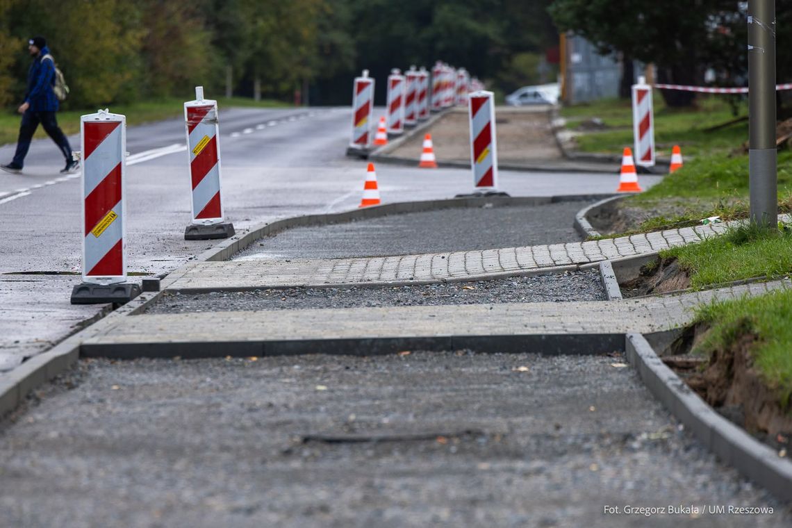 Nowy chodnik przy ul. Przy Torze. Prace już trwają Nowy chodnik przy ul. Przy Torze. Prace już trwają