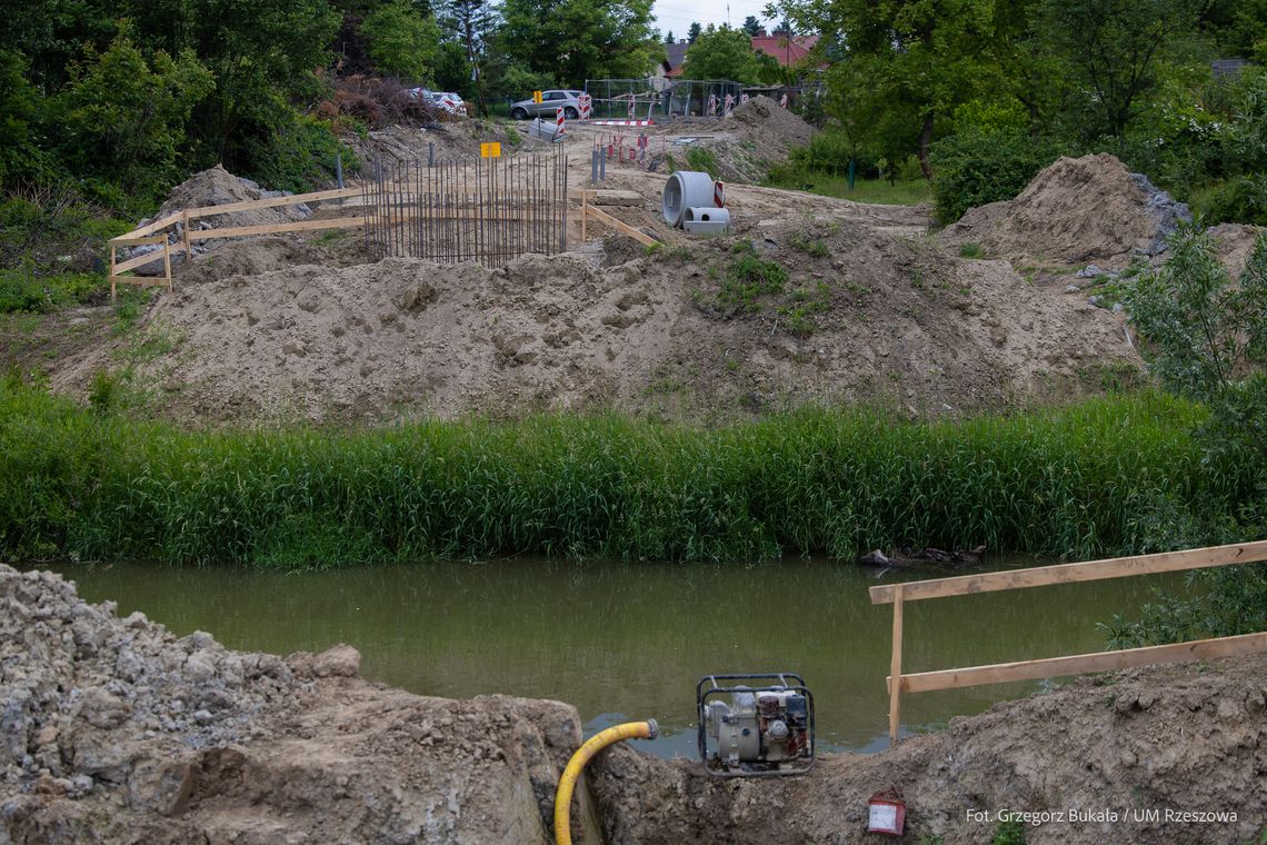 Nowy most pieszo-rowerowy na rzeszowskiej Drabiniance. Prace idą pełną parą Nowy most pieszo-rowerowy na rzeszowskiej Drabiniance. Prace idą pełną parą