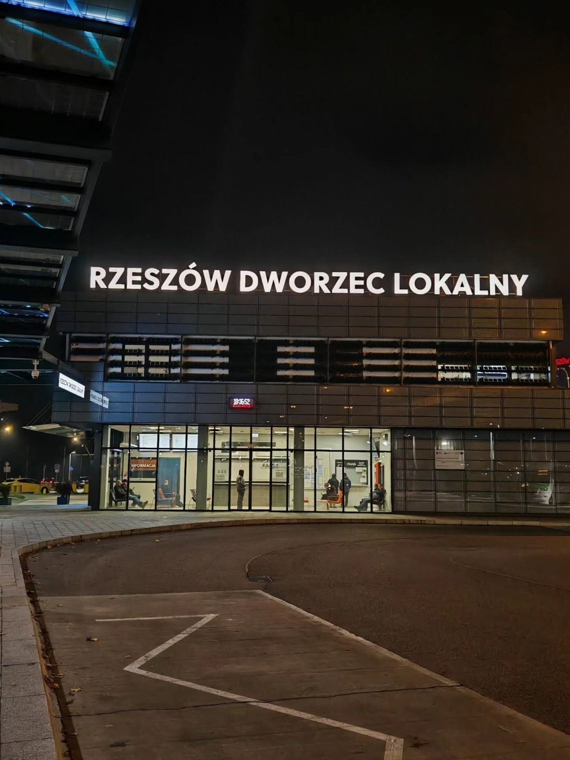 Nowy napis na Dworcu Lokalnym w Rzeszowie. Ma aż 18 metrów długości Nowy napis na Dworcu Lokalnym w Rzeszowie. Ma aż 18 metrów długości