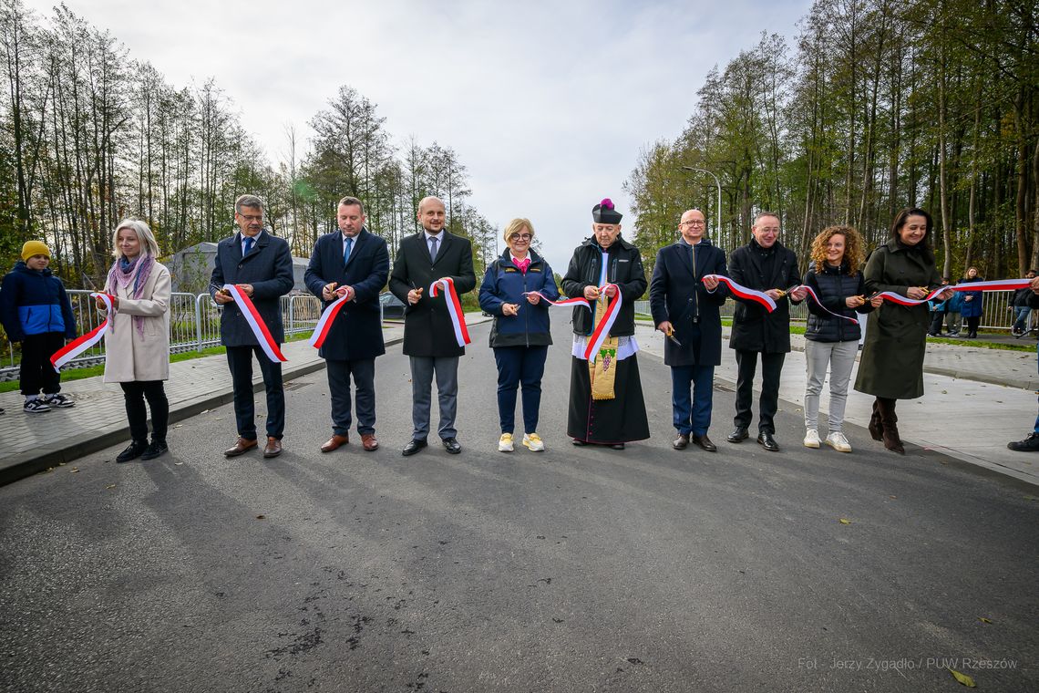 Nowy odcinek drogi w Jasionce otwarty – lepsza komunikacja i bezpieczeństwo mieszkańców Nowy odcinek drogi w Jasionce otwarty – lepsza komunikacja i bezpieczeństwo mieszkańców