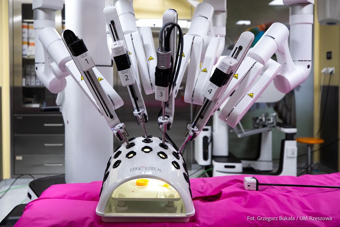 Nowy robot chirurgiczny w Szpitalu Miejskim w Rzeszowie. „Historyczny moment” [ZDJĘCIA]