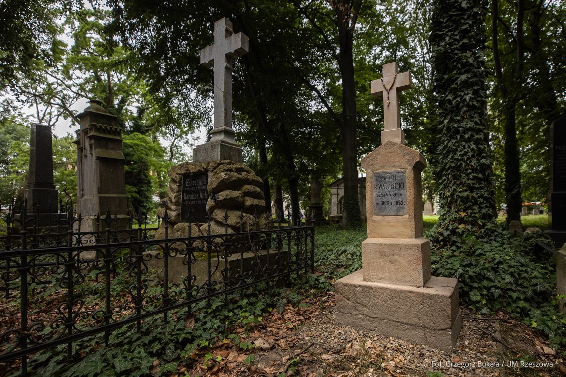 Ocalmy pamięć Cmentarza Starego. Zarząd Zieleni Miejskiej prosi mieszkańców o archiwalne zdjęcia Ocalmy pamięć Cmentarza Starego. Zarząd Zieleni Miejskiej prosi mieszkańców o archiwalne zdjęcia