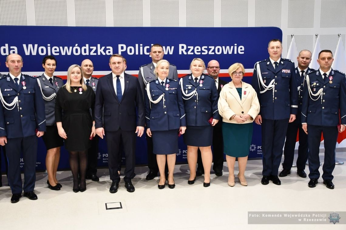 Odznaczenia dla funkcjonariuszy i ślubowanie nowych policjantów w Rzeszowie [ZDJĘCIA]