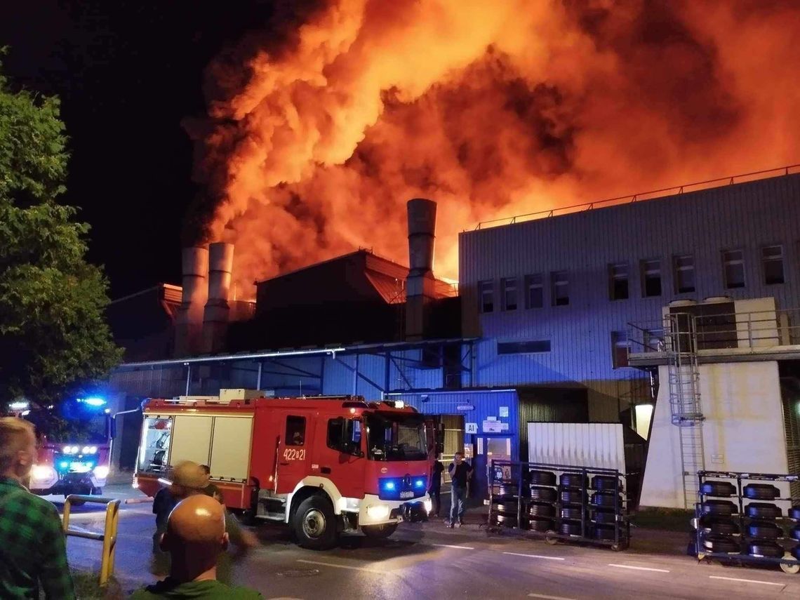 Ogromny pożar hali produkcyjnej w Dębicy [WIDEO]