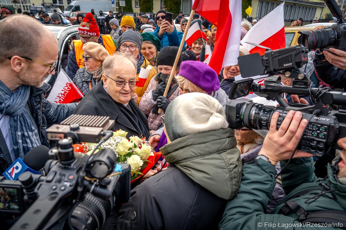 Ojciec Tadeusz Rydzyk stawił się w rzeszowskiej prokuraturze. Przywitali go mieszkańcy z kwiatami [ZDJĘCIA]