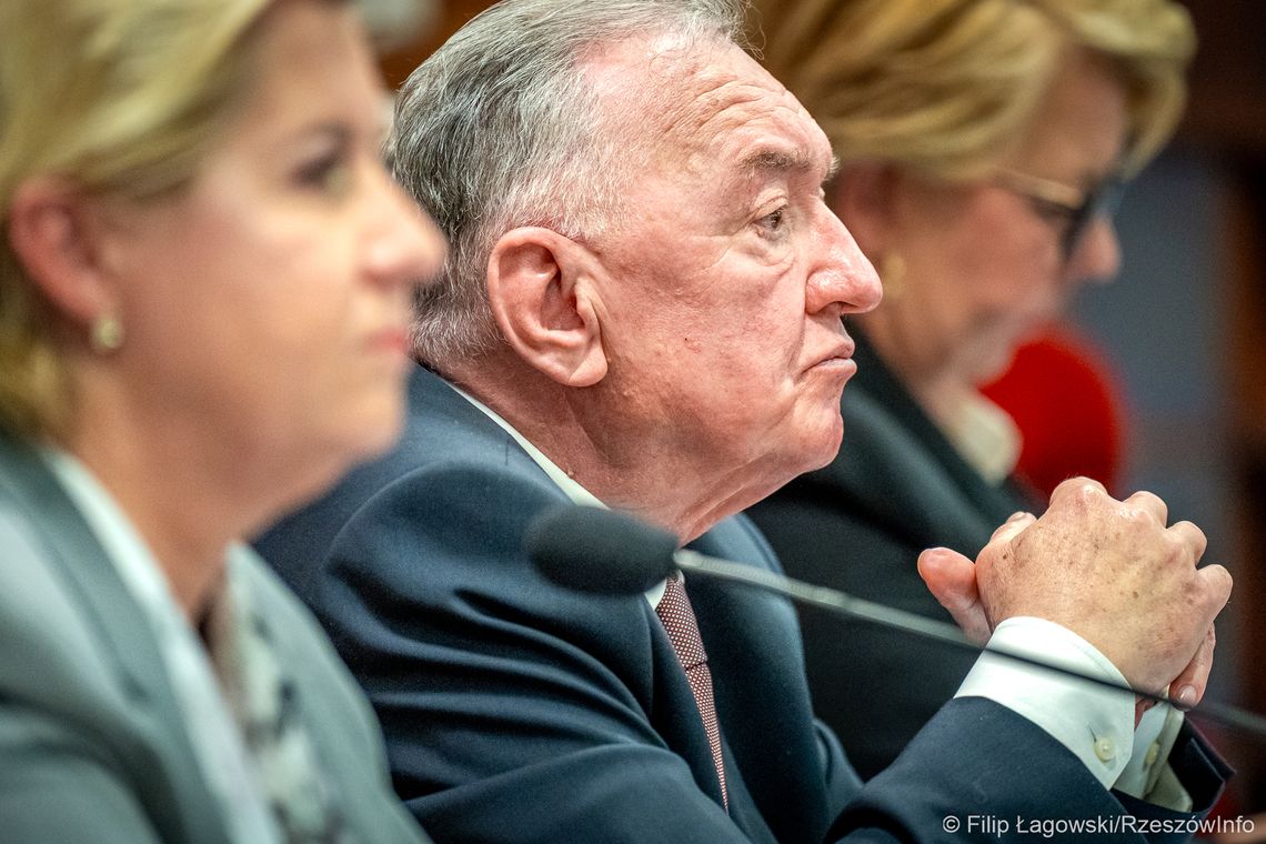 Ostra dyskusja i polityczne napięcia na sesji sejmiku [ZDJĘCIA]