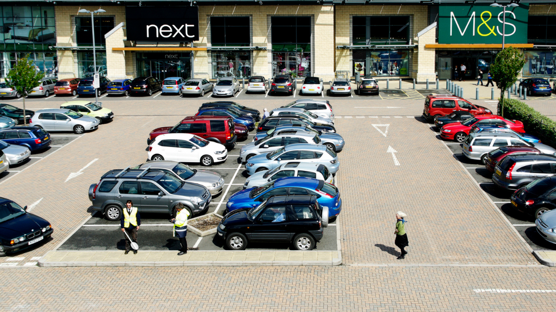 Oszustwo na „mandat”. Tak złodzieje wykorzystują klientów sklepowych parkingów