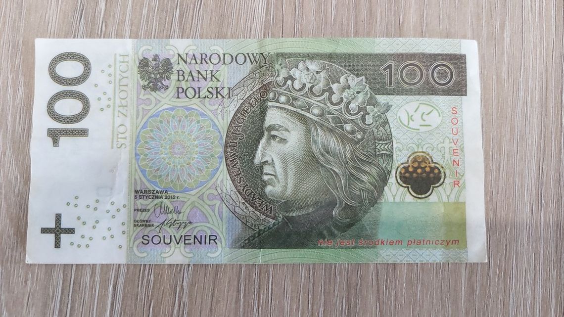 „Pamiątkowe” banknoty w sklepach. Policja ostrzega przed oszustami