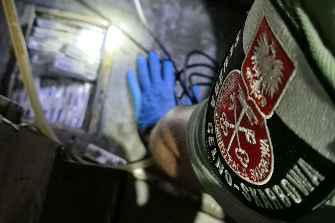 Papierosy w podłodze autokaru. Udaremniony przemyt na granicy w Korczowej