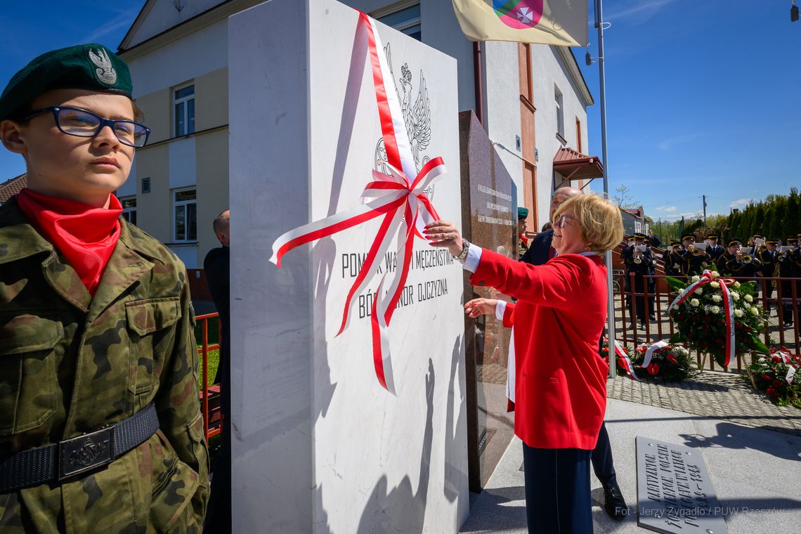 Patriotyczne świętowanie w Trzebownisku. Pamięć o bohaterach i lekcja tożsamości [ZDJĘCIA]