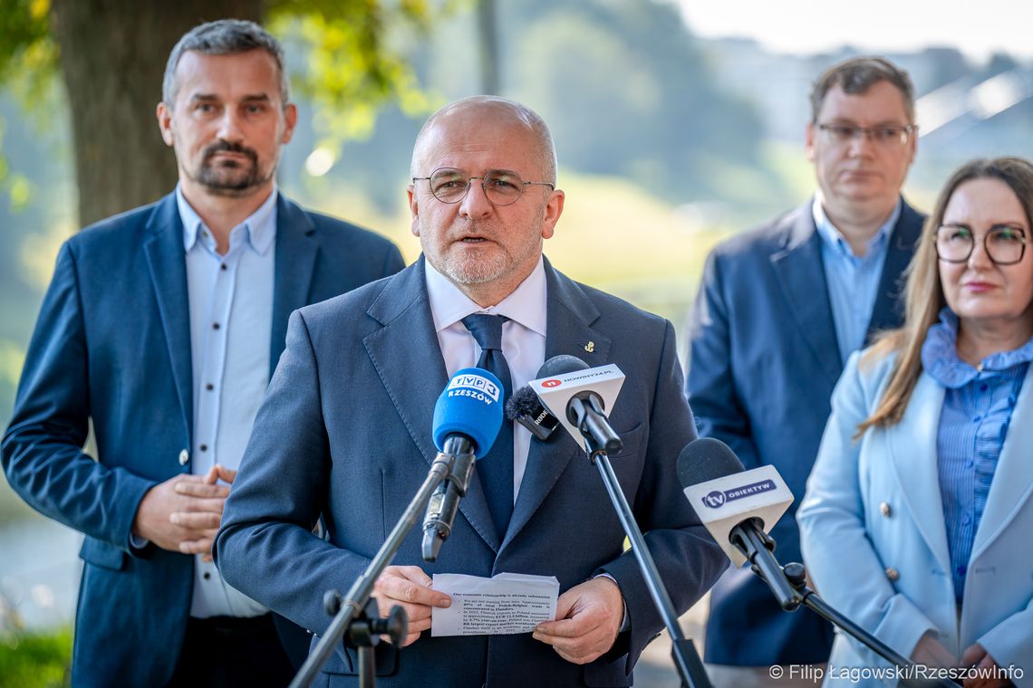 Paweł Kowal po tragedii w Jarosławiu: „Trzeba być ostrożnym”. Mówił też o Tyczynie i cenach paliw Paweł Kowal po tragedii w Jarosławiu: „Trzeba być ostrożnym”. Mówił też o Tyczynie i cenach paliw