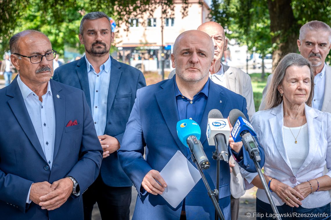 Paweł Kowal w Rzeszowie: "W jaki sposób marszałek Ortyl kontaktował się z Kralem?" Paweł Kowal w Rzeszowie: "W jaki sposób marszałek Ortyl kontaktował się z Kralem?"