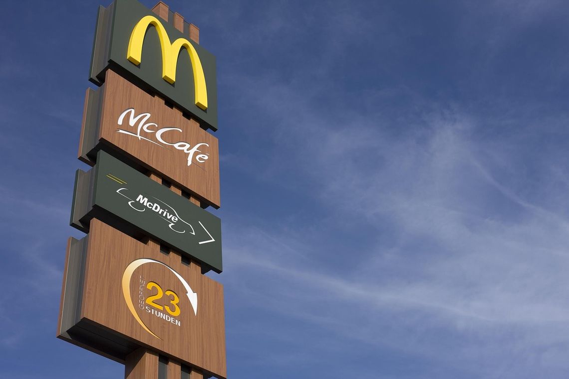 Pełno karetek i straży pod McDonald`s! Doszło do ewakuacji Pełno karetek i straży pod McDonald`s! Doszło do ewakuacji