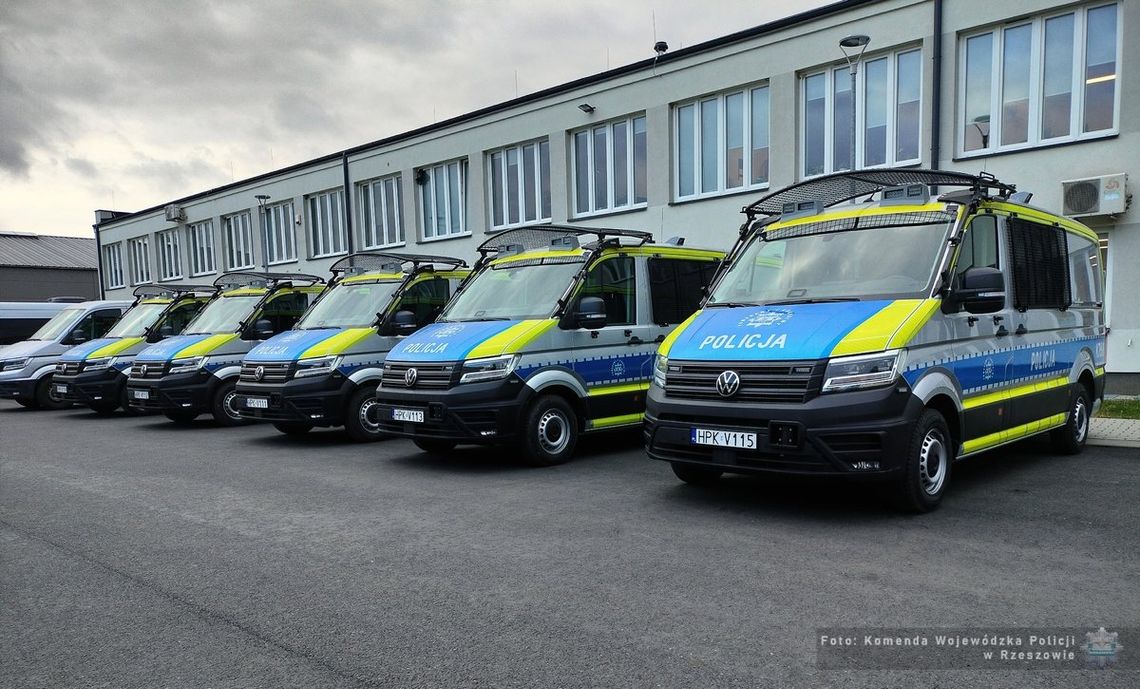 Pięć nowych Volkswagenów Crafterów zasila podkarpacką Policję