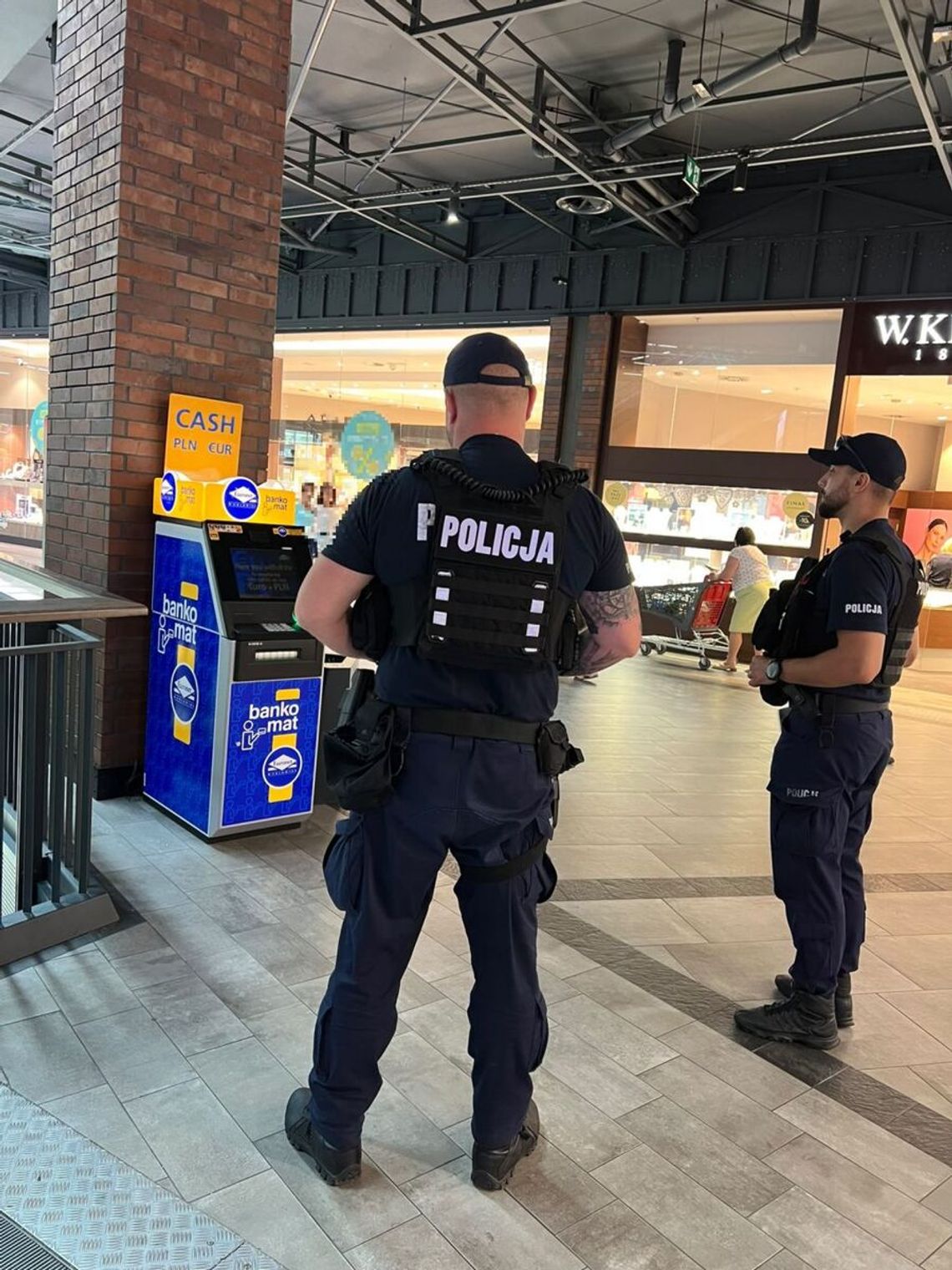 Pieniądze zostały w bankomacie. Uczciwy obywatel zawiadomił policję Pieniądze zostały w bankomacie. Uczciwy obywatel zawiadomił policję