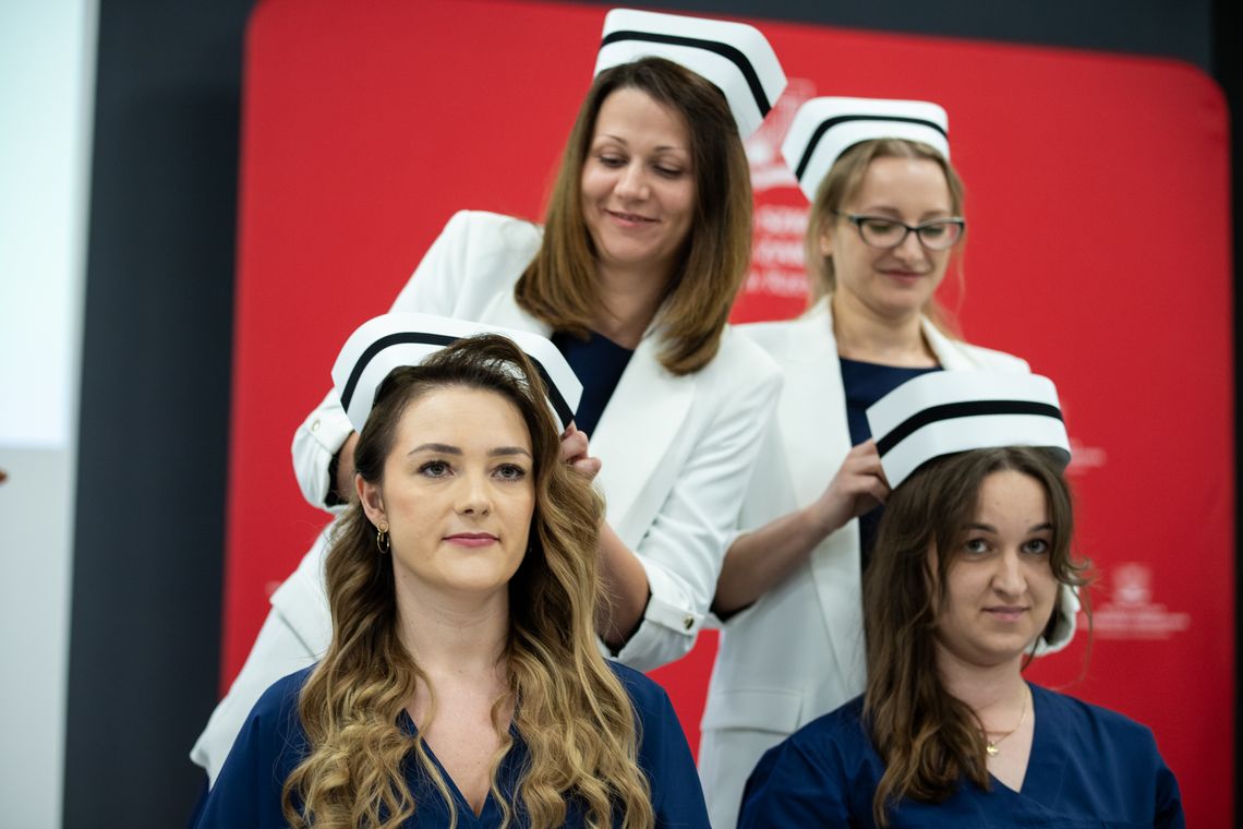 Pierwsze pielęgniarki i pielęgniarze odebrali dyplomy licencjata oraz czepki pielęgniarskie!