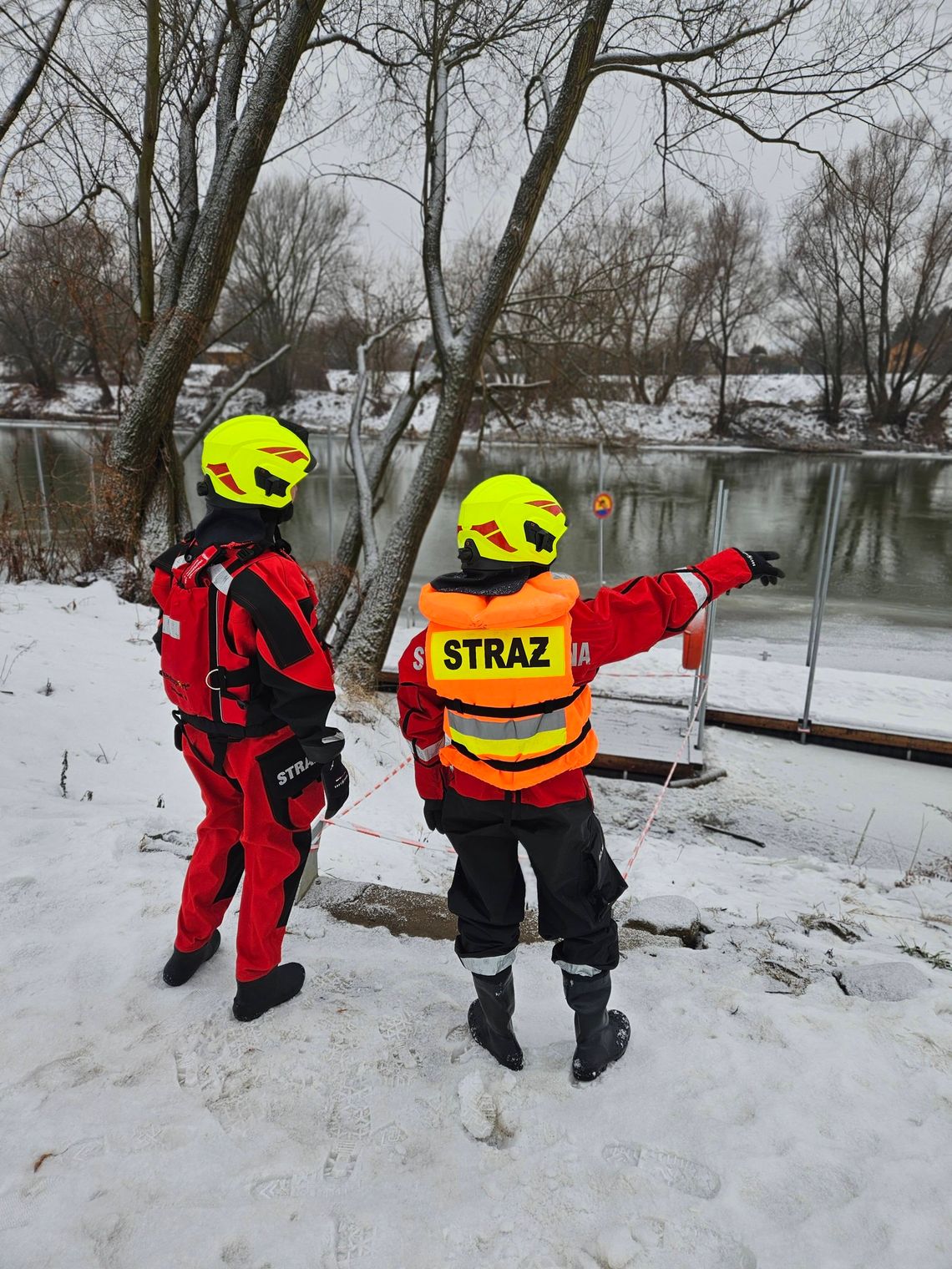Pies wpadł do wody na bulwarach. Na miejscu strażacy z łodzią