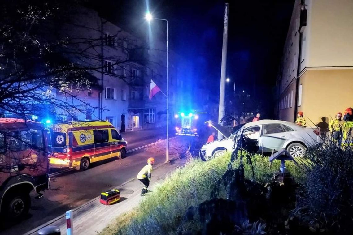 Pijany 22-latek uderzył w słup. Pierwszy z pomocą ruszył policjant w czasie wolnym od służby