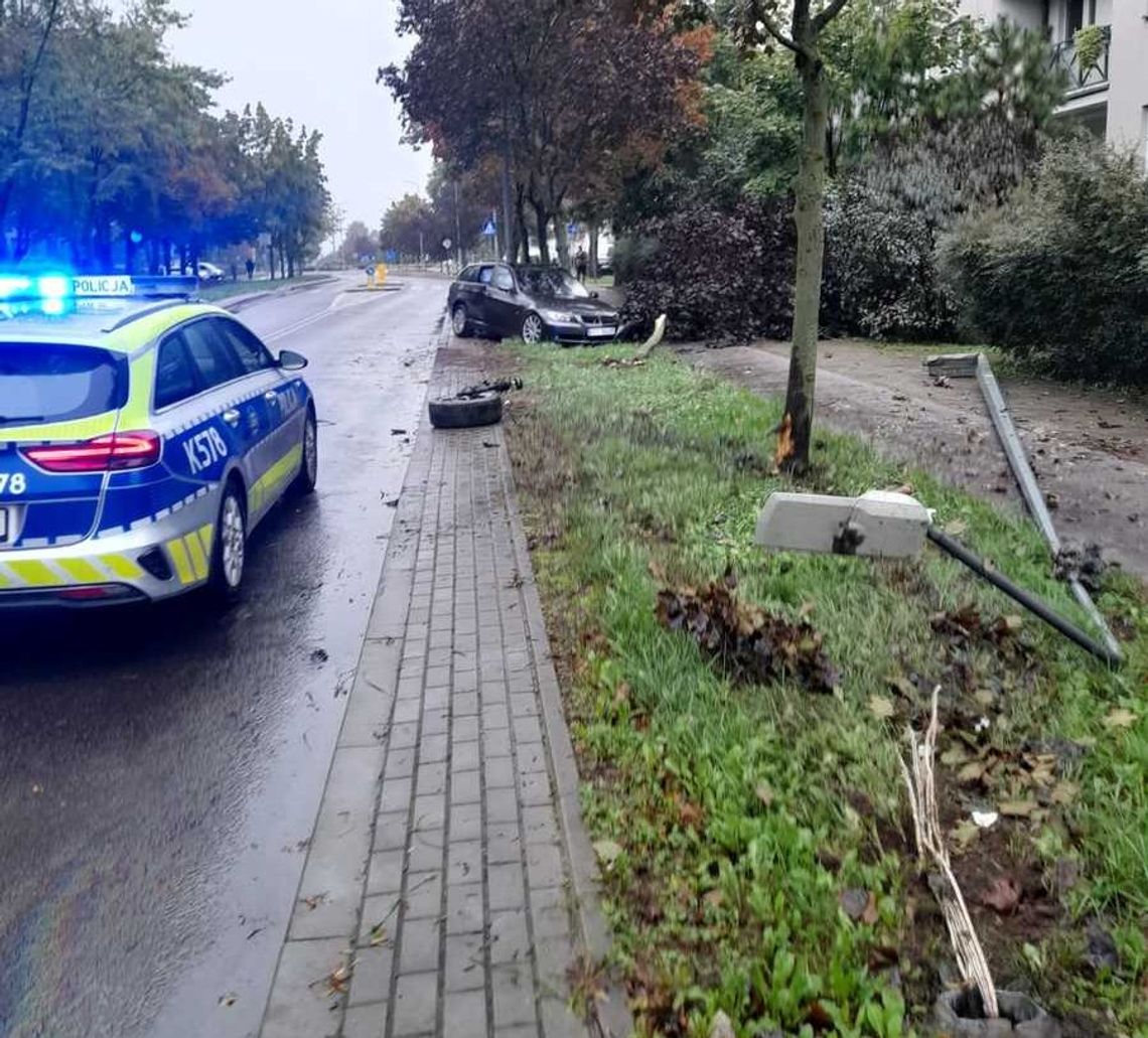 Pijany kierowca BMW uderzył w latarnię i drzewo. Był poszukiwany