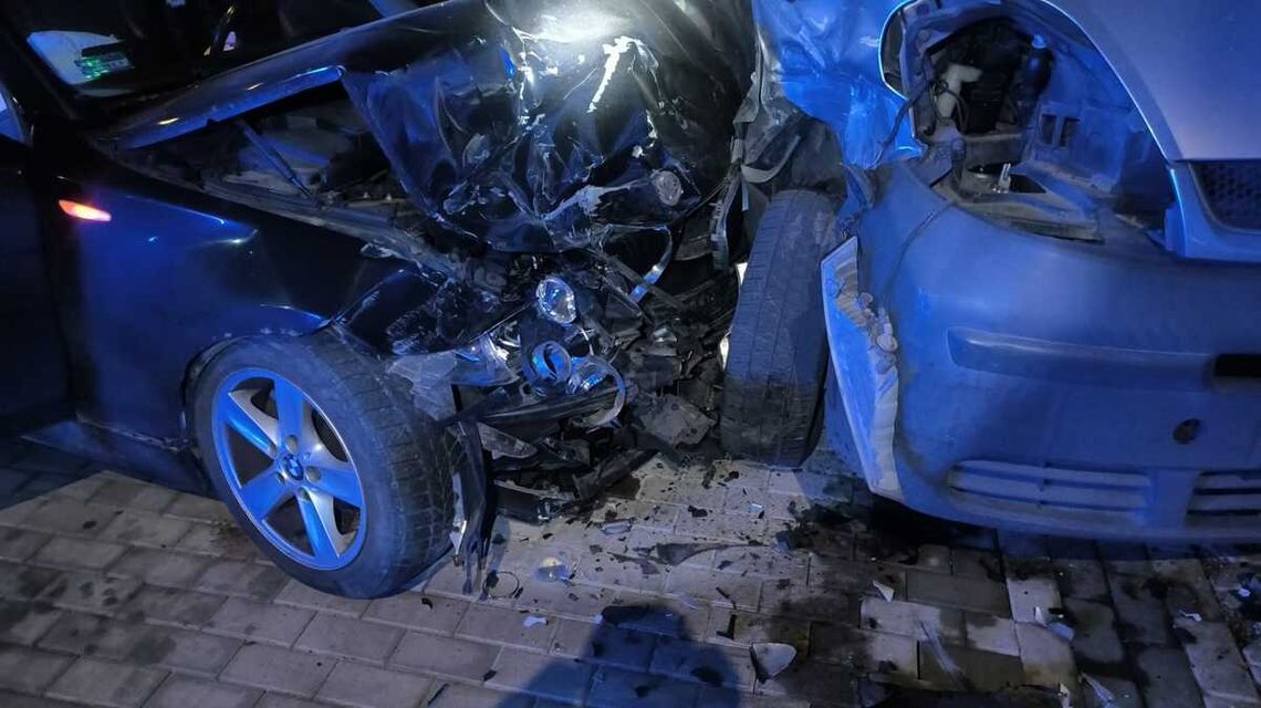 Pijany kierowca BMW uszkodził trzy zaparkowane samochody i znieważył funkcjonariuszy Pijany kierowca BMW uszkodził trzy zaparkowane samochody i znieważył funkcjonariuszy