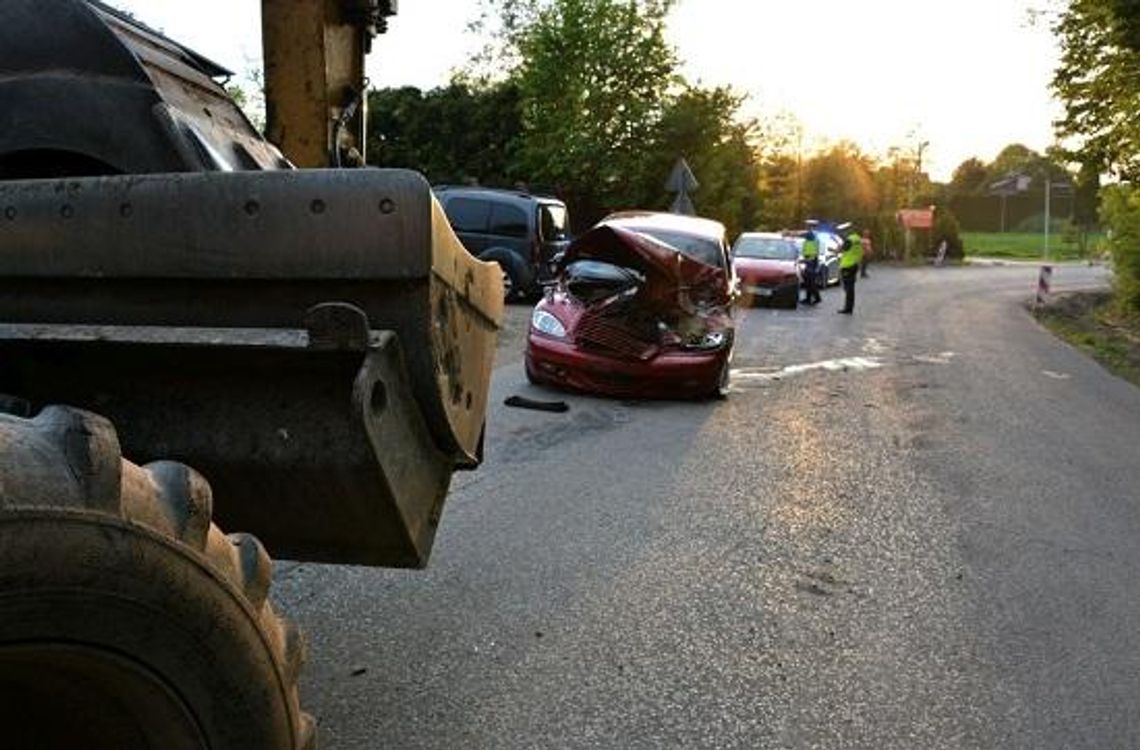 Pijany kierowca koparki uszkodził dwa pojazdy i motocykl