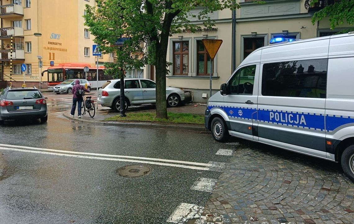 Pijany kierowca Porsche rozbił auto o ścianę. Miał zakaz prowadzenia