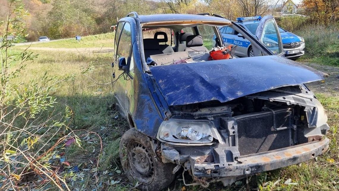 Pijany kierujący wjechał do rowu i dachował