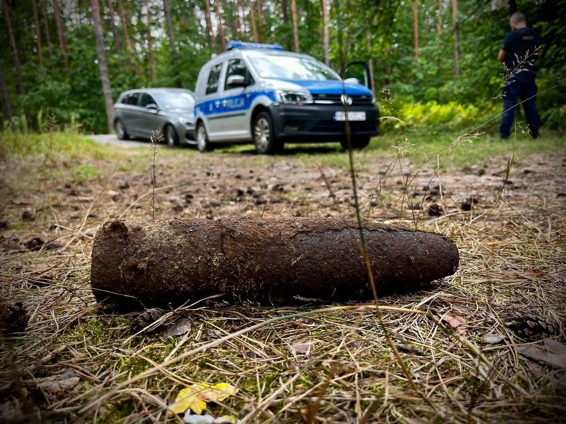 Podkarpaccy policjanci zabezpieczają niewybuch