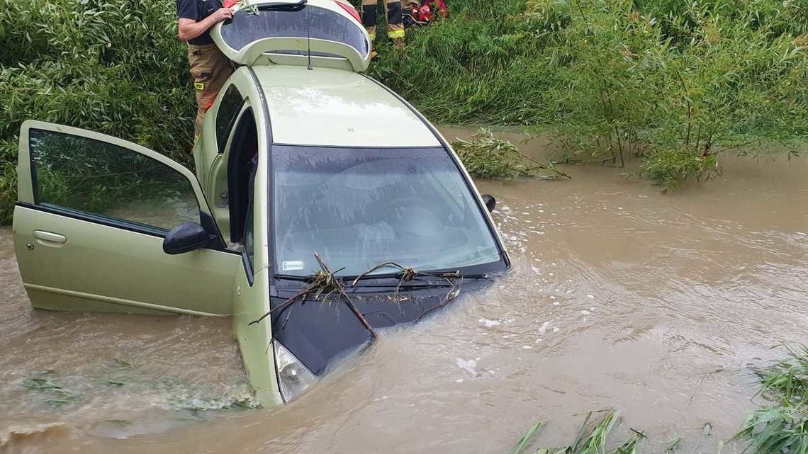 Podkarpacie. Nurt porwał mu auto. 71-latek nie żyje