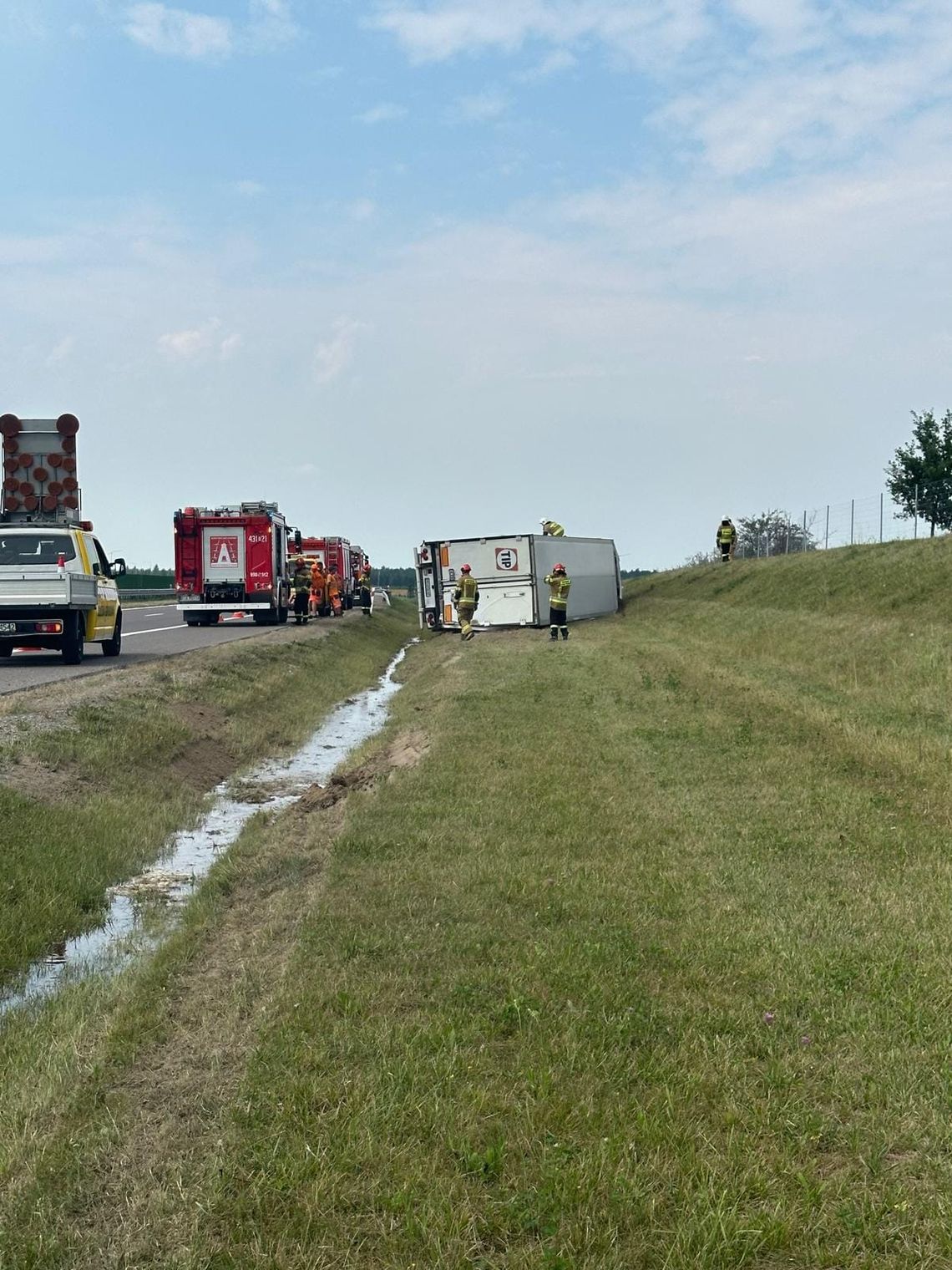 Podkarpacie. Płonące auto i przewrócona ciężarówka na A4