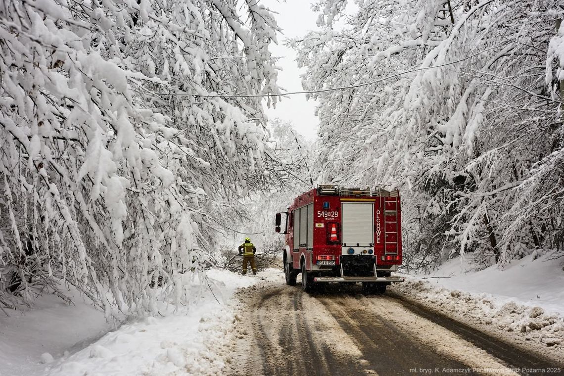 Podkarpacie pod śniegiem. Energetyczny paraliż, ale szpitale bezpieczne; wojewoda w terenie