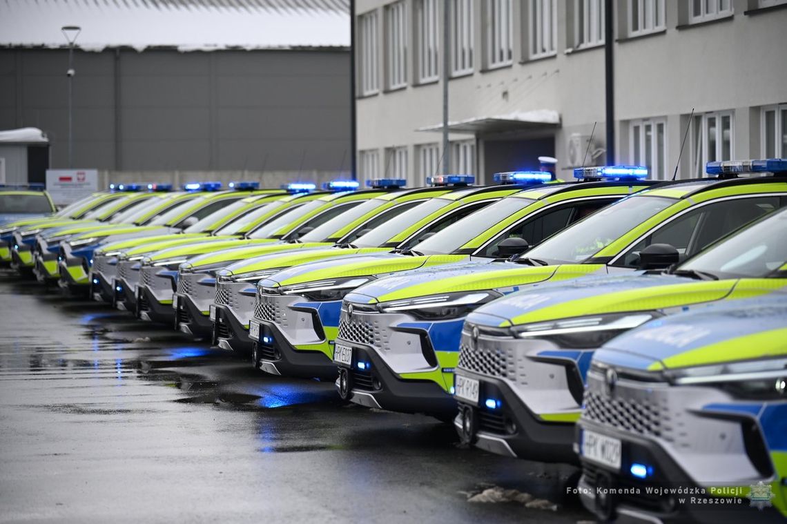 Podkarpacka Policja wzmacnia flotę. 28 nowych radiowozów trafiło do służby [ZDJĘCIA]